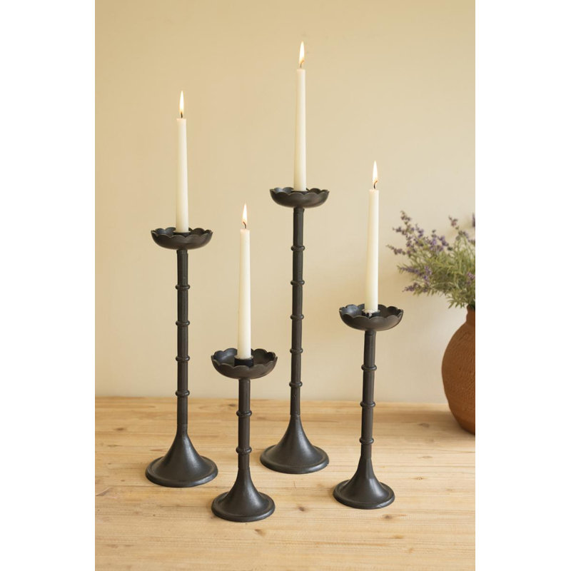 ENSEMBLE DE QUATRE PORTE-BOUGIES TAPER EN FONTE - FLEURS