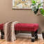 Élégant banc en tissu rouge avec un capitonnage exquis et un revêtement lisse d'un design élégant