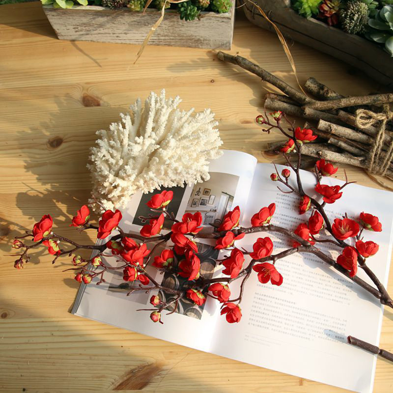 Arrangement floral de fleurs de prunier, Rouge