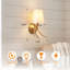 Applique murale rustique en faux bois à 1 lumière à intensité variable avec abat-jour en tissu blanc, applique murale en laiton pour chambre à coucher et couloir