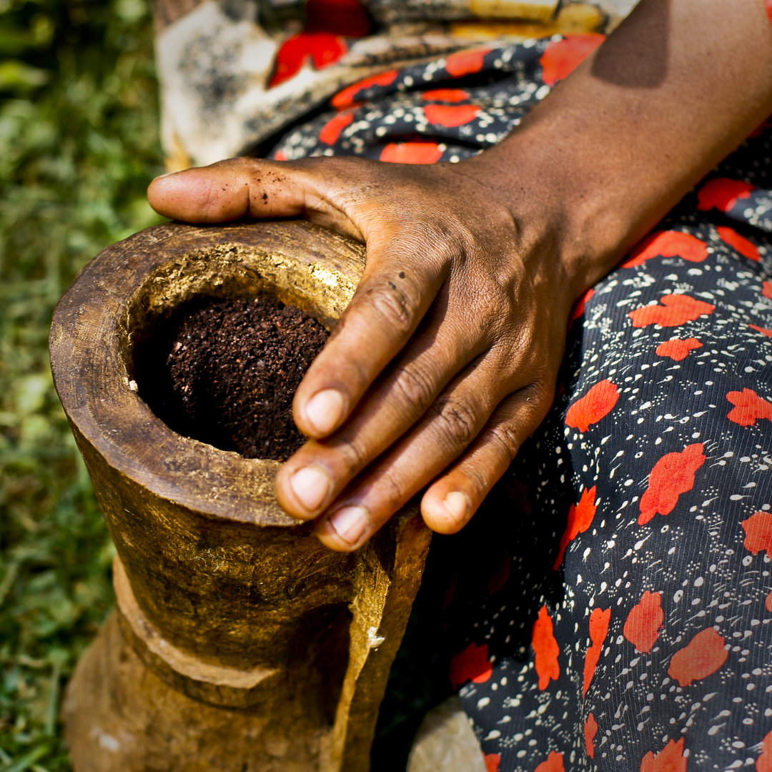 Kaffeezeremonie in Afrika von Jbernspang - Leinwandfoto