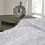 Couvre-lit réversible blanc grand - surdimensionné pour un confort en coton prélavé et des taies décoratives dans une nuit de détente envoûtante