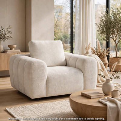 Fauteuil Beno, accoudoirs larges, profil arrondi, revêtement en chenille ivoire capitonné