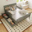 Lit plateforme en bois avec garde-corps des deux côtés de style minimaliste avec deux tiroirs de rangement et une tête de lit-1033805987-1033805996