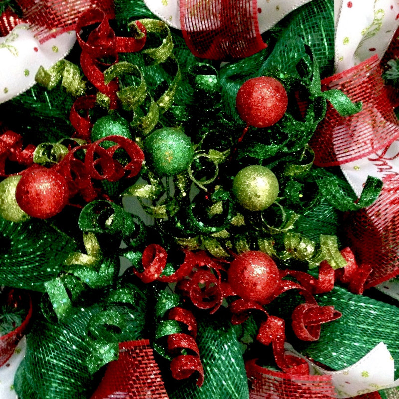 Couronne de Noël avec boules et boules
