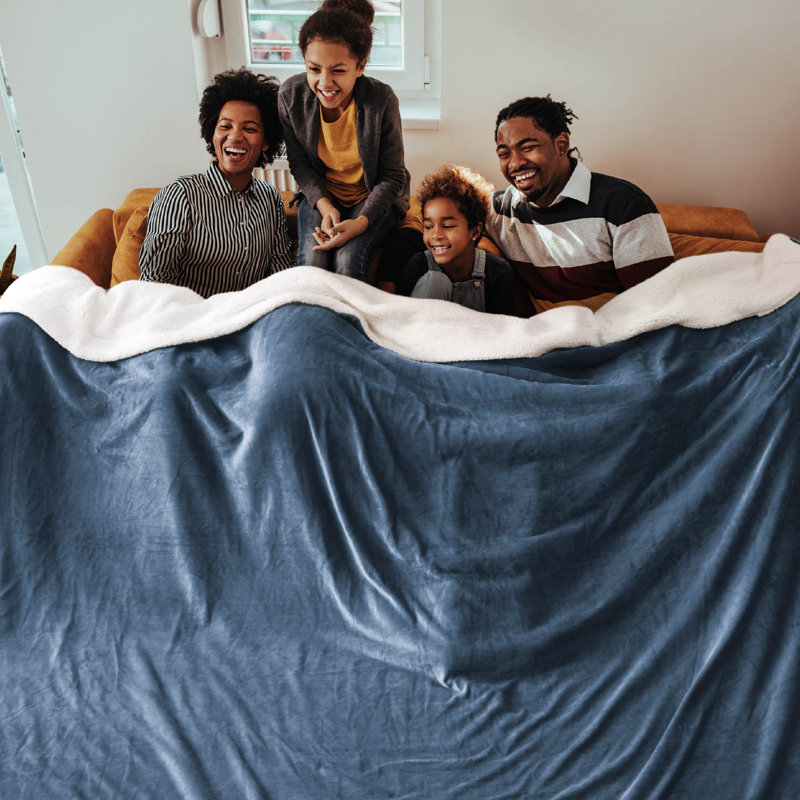 Couverture polaire sherpa Bedsure GentleSoft, format California King, épaisse et confortable pour l'hiver et l'automne, douce et moelleuse, idéale pour le canapé et le lit.