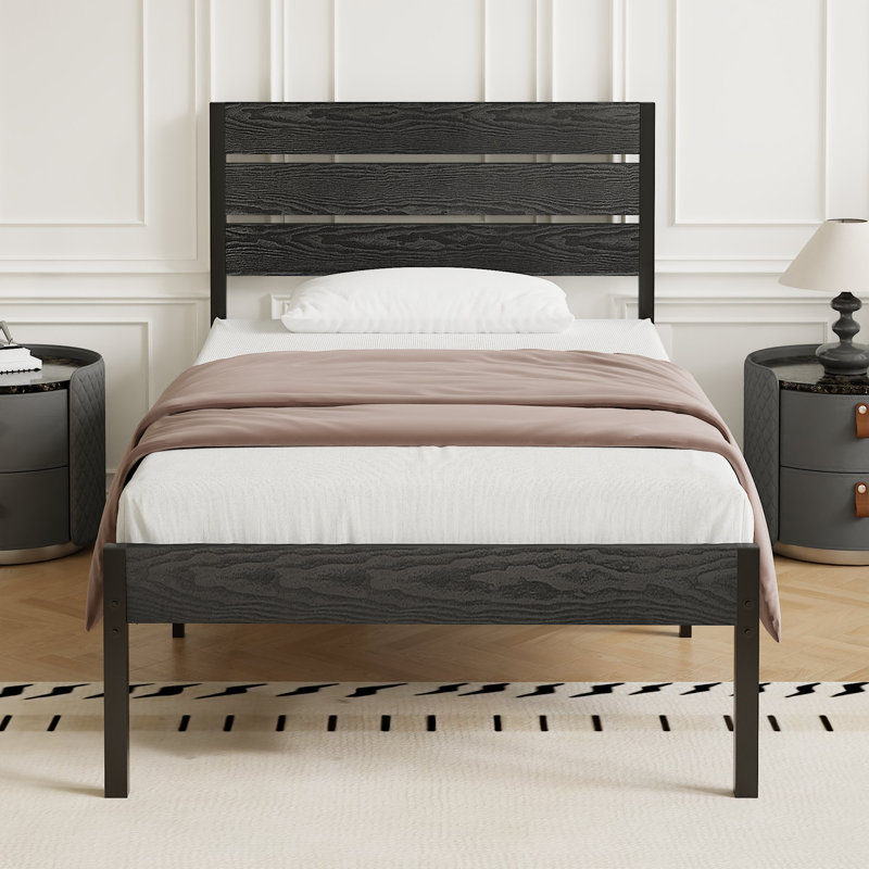 Structure de lit simple en métal avec tête et pied de lit en bois Alicia, lit plateforme rustique industriel avec support en acier robuste, aucun sommier requis, rangement sous le lit, sommier anti-bruit, noir