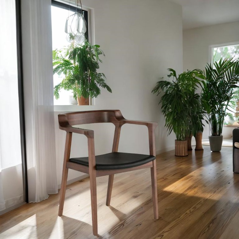 Chaise de salle à manger Caitlaana avec structure en noyer