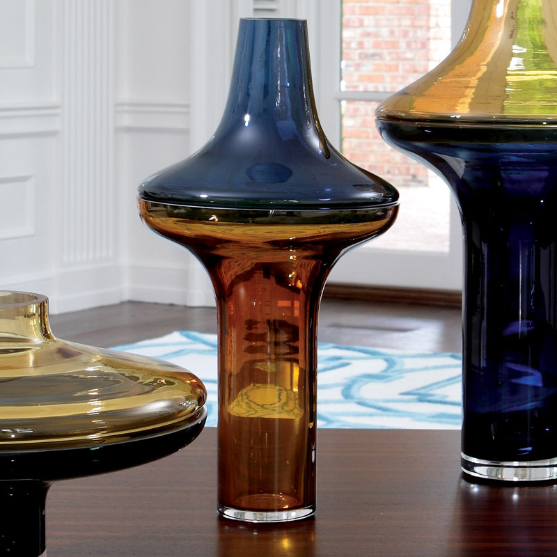 Vase bas ambre sur cobalt, H 16 po x l 9 po x P 9 po