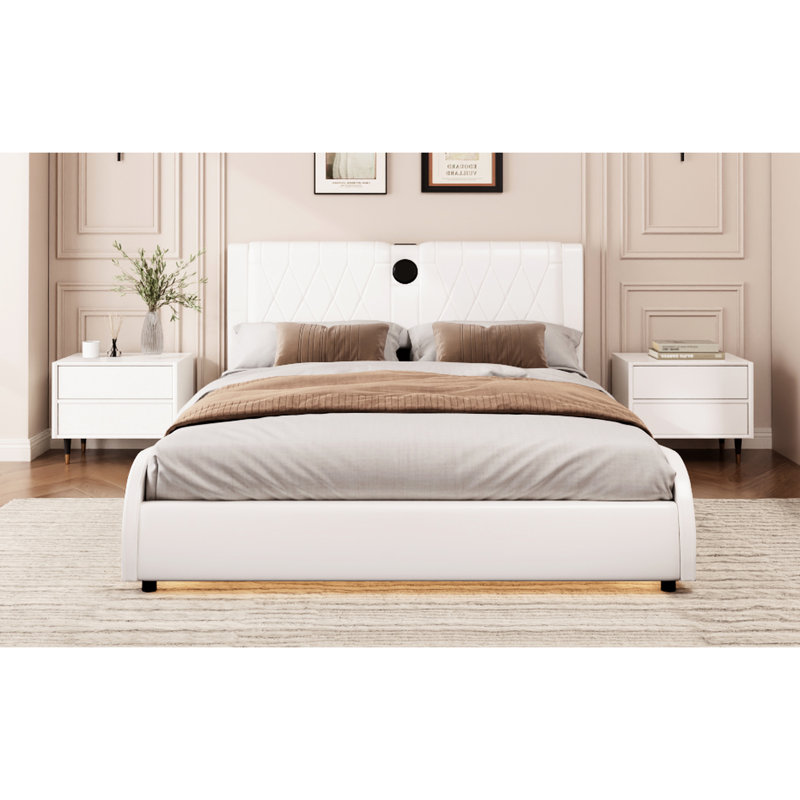 Grand lit blanc avec éclairage décoratif à DEL, haut-parleurs, tête de lit épaisse en similicuir, plateforme sans sommier à ressorts, revêtement en cuir, blanc, requis