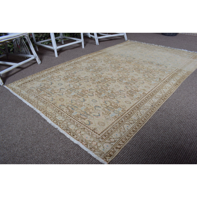 Tapis turc rétro de couleur Anatolian dans une teinte brune discrète avec des motifs tribaux orientaux pour la chambre à coucher