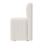 Les chaises roulantes en lin beige rehaussent l'ambiance de la maison