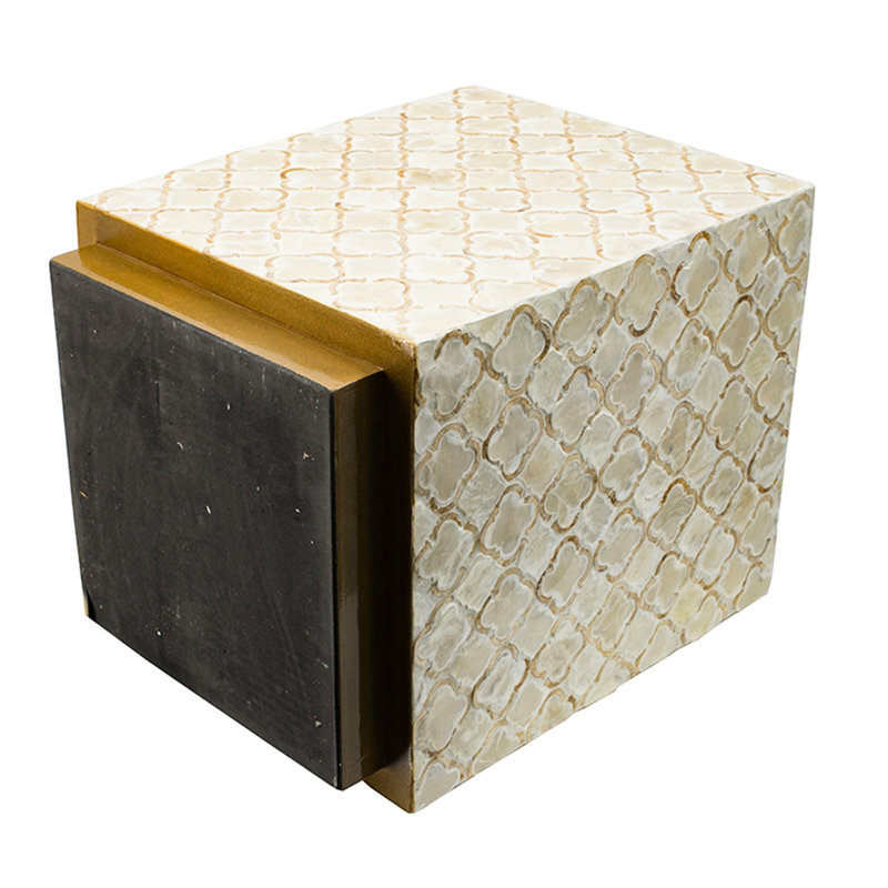 Tabouret de 14 po x 14 po x 18 po Adaire, de couleur crème, de motifs de losanges, d'une base en laiton et d'un mobilier d'intérieur polyvalent