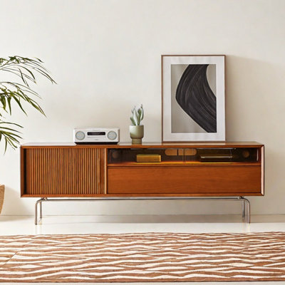 Meuble télé simple en bois massif dans le salon
