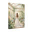 La femme de la Saint-Valentin en robe blanche se promène dans une serre luxuriante-2045720718