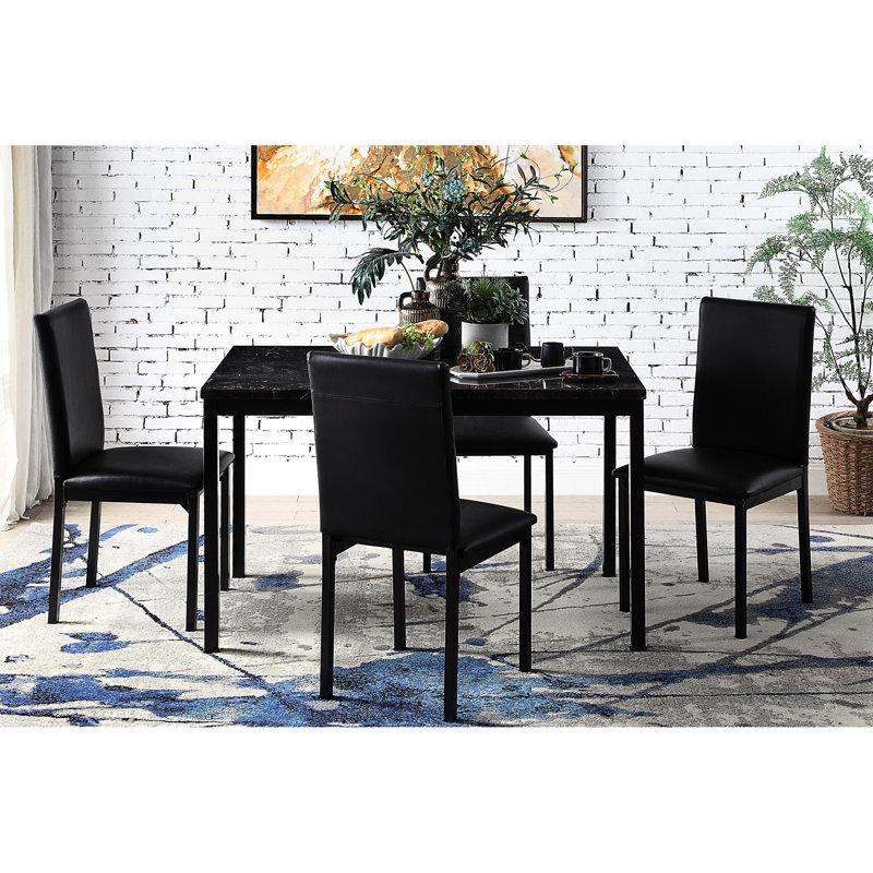 Table de salle à manger élégante pour 4 avec plateau en faux marbre noir et support en métal moderne et quatre sièges