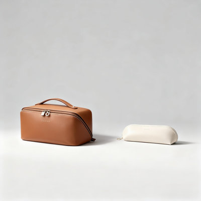 Un incontournable pour les voyages et les voyages d'affaires! Trousse à maquillage en cuir de lait souple à grande capacité - Organisateur d'articles de toilette durable