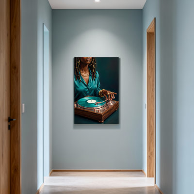Femme à la mode avec des dreadlocks jouant du disque vinyle