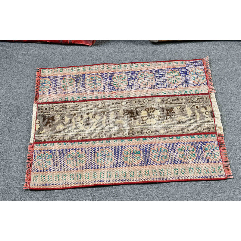 Petit tapis en laine antique fait à la main dans un style anatolien unique, idéal pour rehausser votre décor rétro