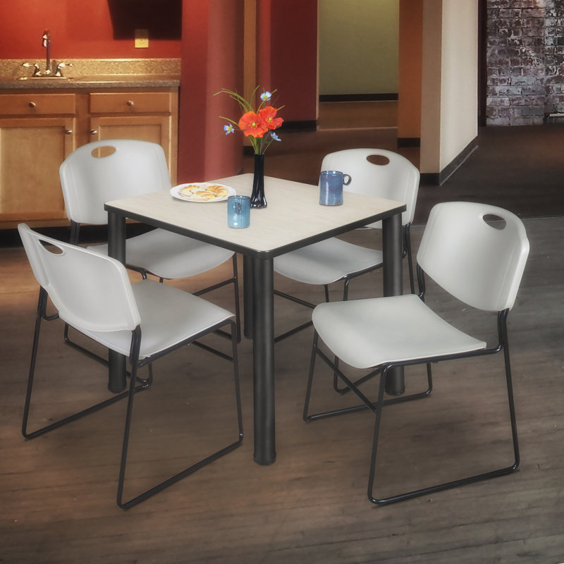 Plateau de table Kee Square, 4 chaises empilables Zeng, H 29 po x l 30 po x P 30 po, Érable / noir, Gris