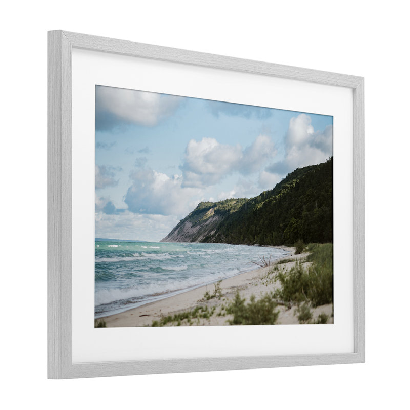 «Sleeping Bear Cliff», reproduction sous verre encadrée par Amy Carroll, H 17 po x l 23 po, Cadre de ferme gris