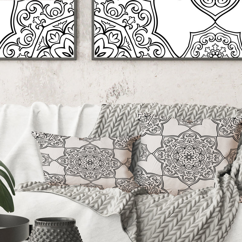 Coussin décoratif gris à imprimé mandala gris sur fond blanc