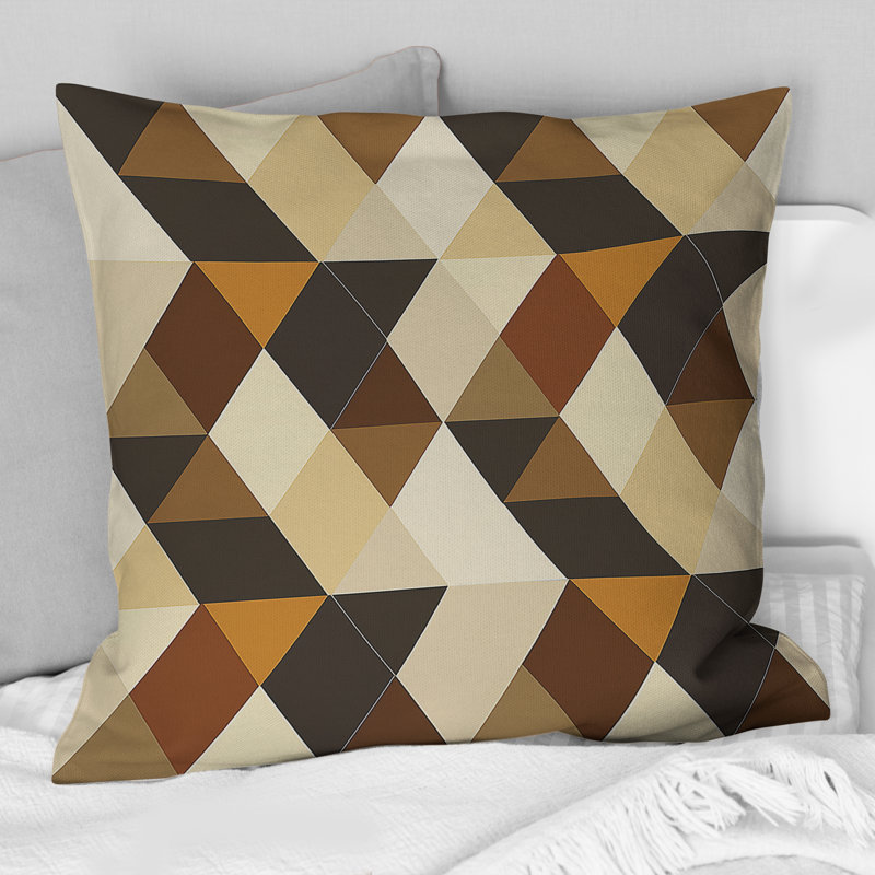Coussin décoratif brun et beige à motif de triangles I, H 16 po x l 16 po