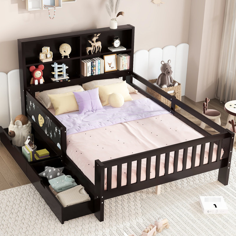 Lit plateforme double avec tableau noir, tiroirs de rangement et aménagement à profil bas pour une chambre à coucher peu encombrante