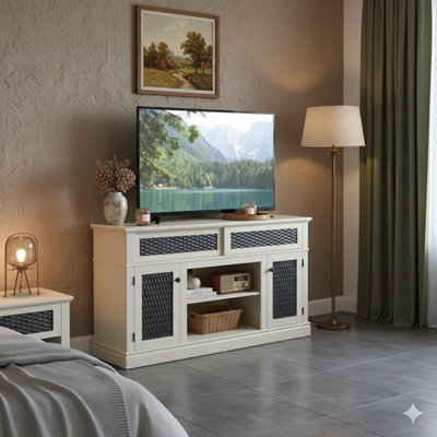 Meuble télé et média avec un motif en relief, offrant une combinaison de rangement ouvert et fermé avec une porte coulissante. Fini en blanc et mesurant l 58,27 po x P 15,35 po x H 31,7 po.