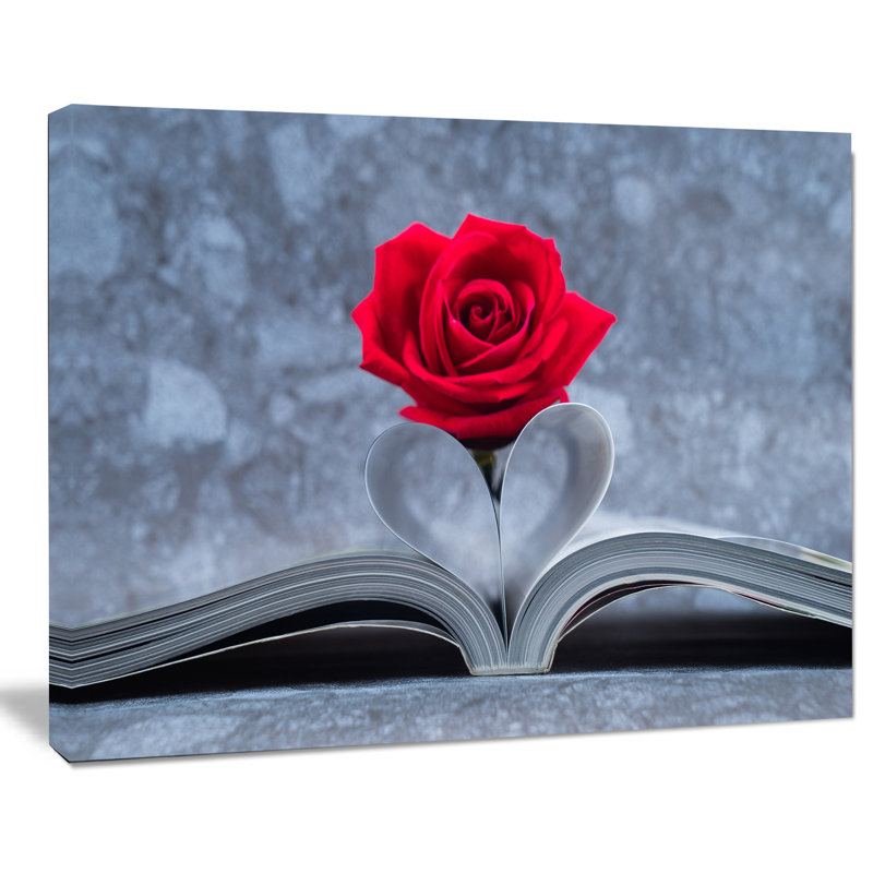 Rose rouge à l'intérieur du livre - impression sur toile tendue, H 20 po x l 40 po x P 1po, Toile tendue