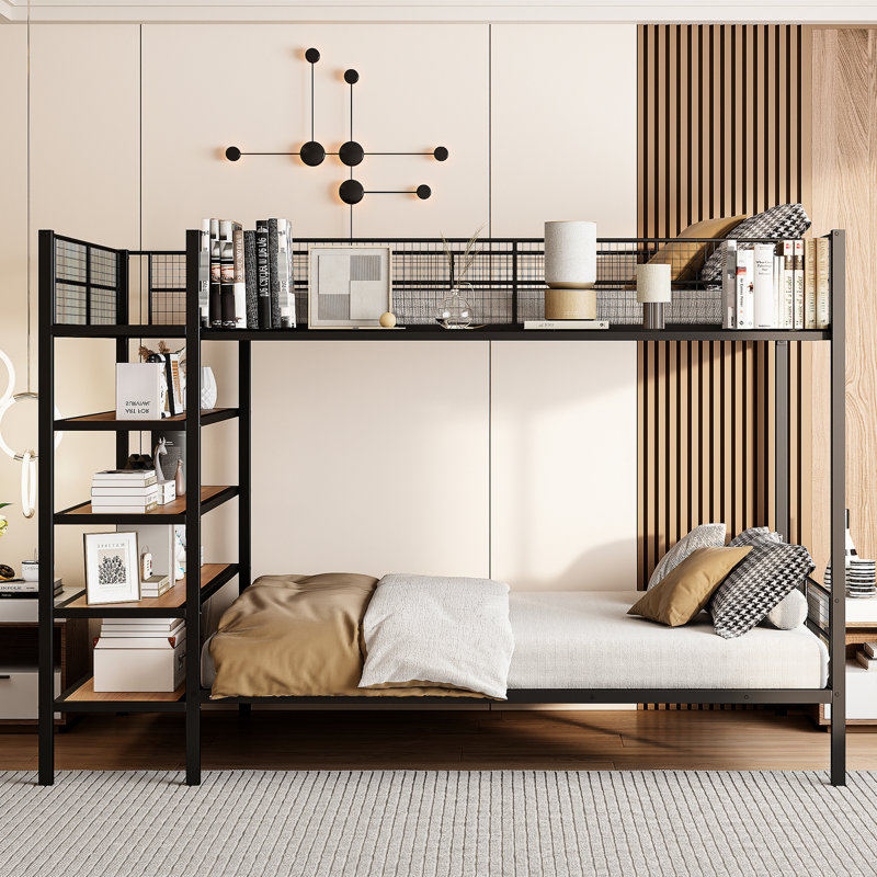 Lit superposé simple au dessus d'un lit double en métal, noir. 5 tablettes pour plus de rangement. Convient aux soirées pyjama et aux invités. Pièce élégante. Soirées pyjama. Construire