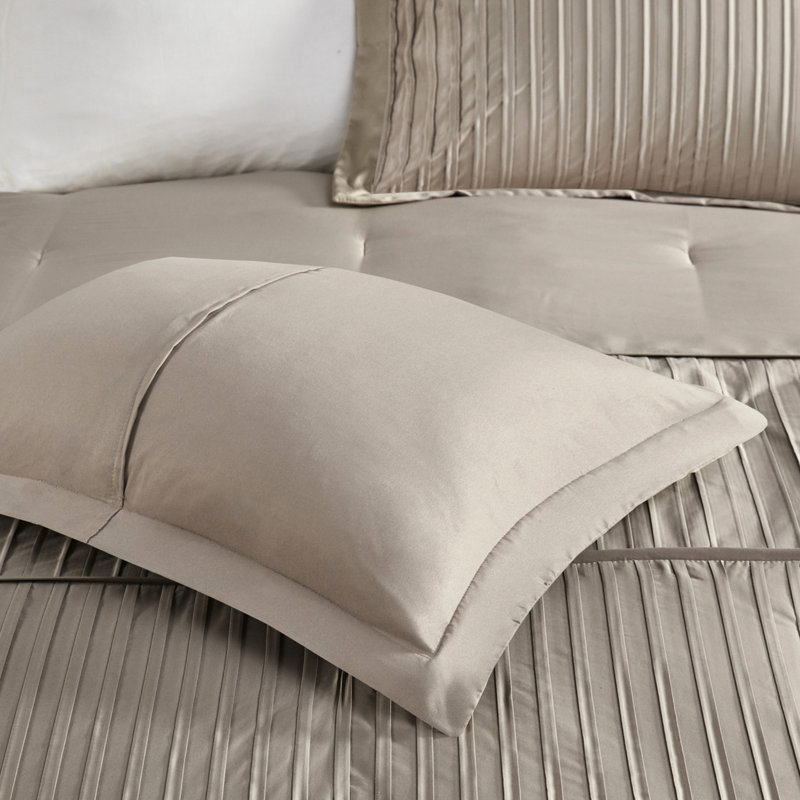 Ensemble d'édredon 7 pièces Charmeuse, Queen Comforter + 6 Additional Pieces