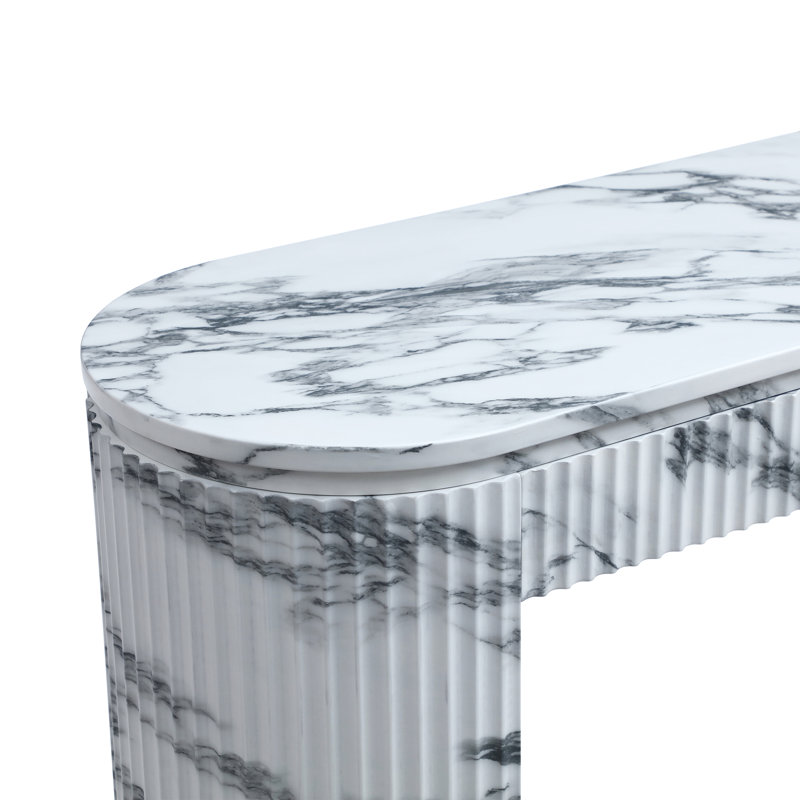 Console Mackenzie moderne à bords cannelés, table d'entrée ovale aspect travertin avec côtés texturés nervurés, plateau en placage imitation marbre, meuble d'appoint en MDF pour entrée.