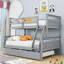 Lit superposé simple au-dessus d'un lit double en bois avec lit gigogne simple-631753947