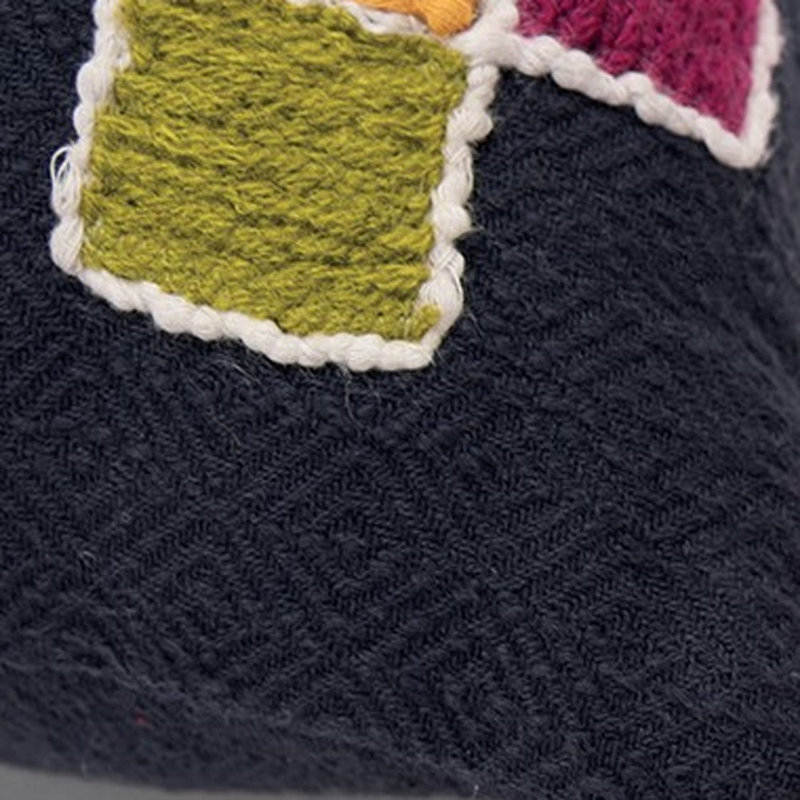Coussin décoratif bleu marine à motifs tribaux brodés