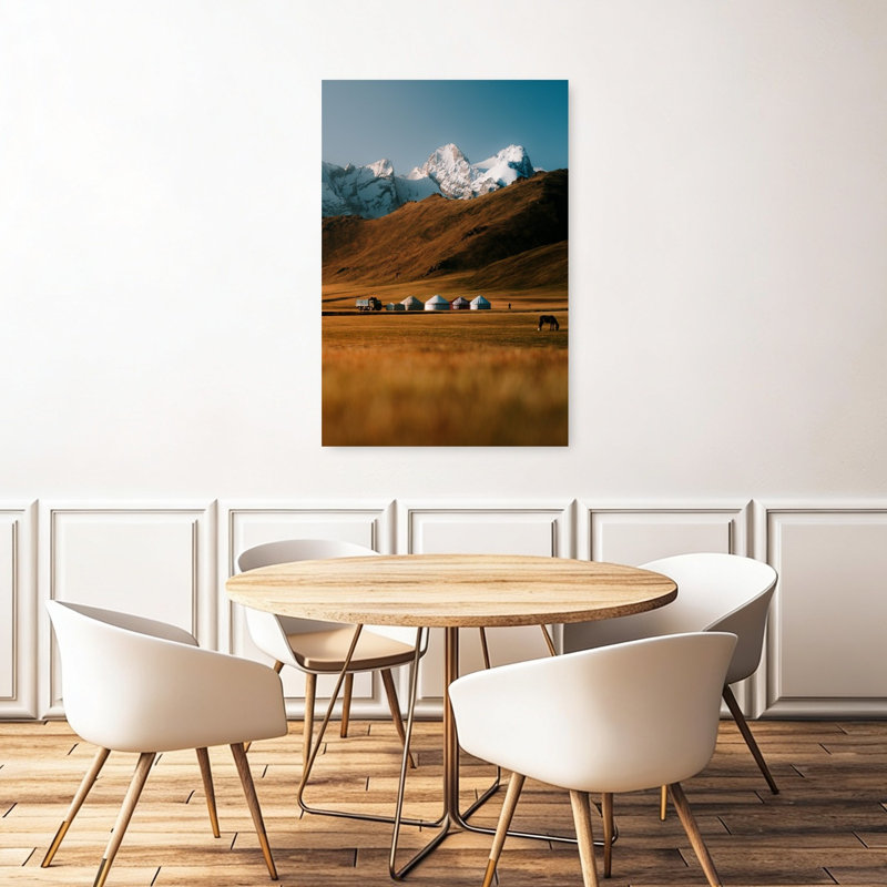 Yourtes de la steppe dorée - Paysage rustique et paisible avec chevaux et montagnes (affiche murale), H 48 po x l 32 po