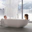 Baignoire autoportante à surface solide de 67 po, baignoire autoportante en résine de pierre avec trop-plein et bonde escamotable, blanc mat