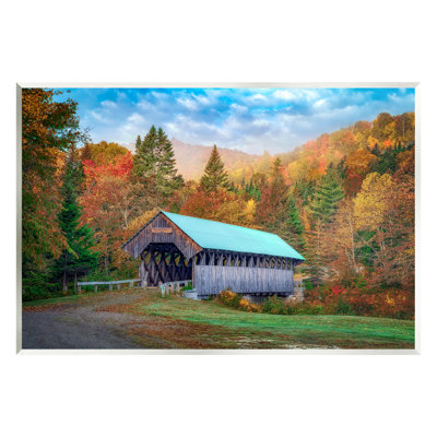 Boisé, pont couvert, feuillage de montagne