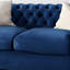 Fauteuil élégant à accoudoirs roulés en velours bleu marine classique avec bordure cloutée et capitonnage profond