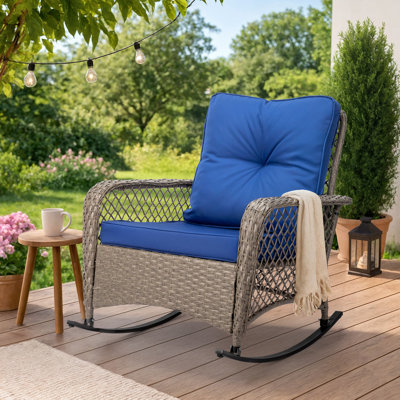 Chaise berçante d'extérieur en rotin avec coussin