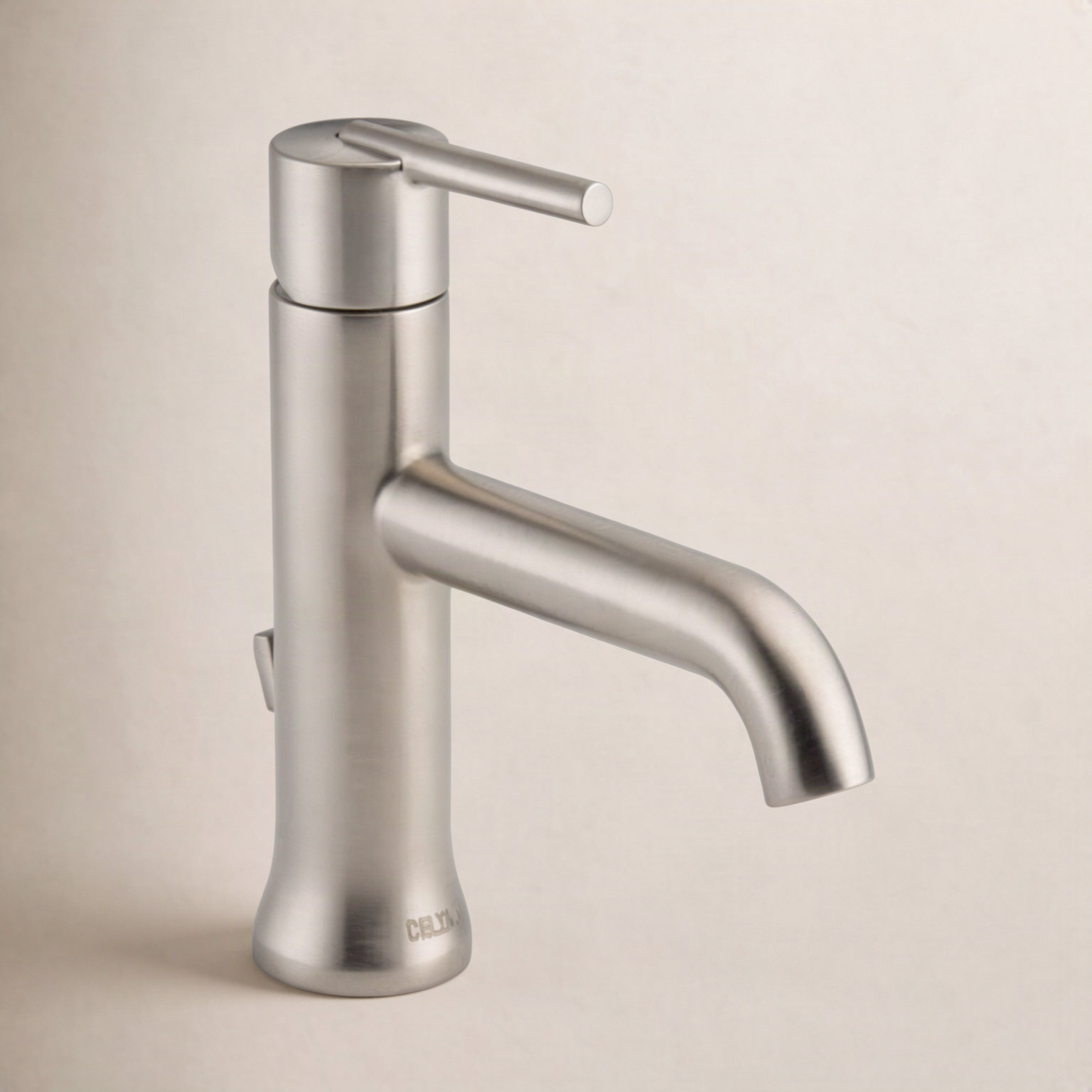 Delta Trinsic Single Hole Bathroom Faucet with Drain Assembly, Single Handle Bathroom Sink Faucet, Brilliance Stainless