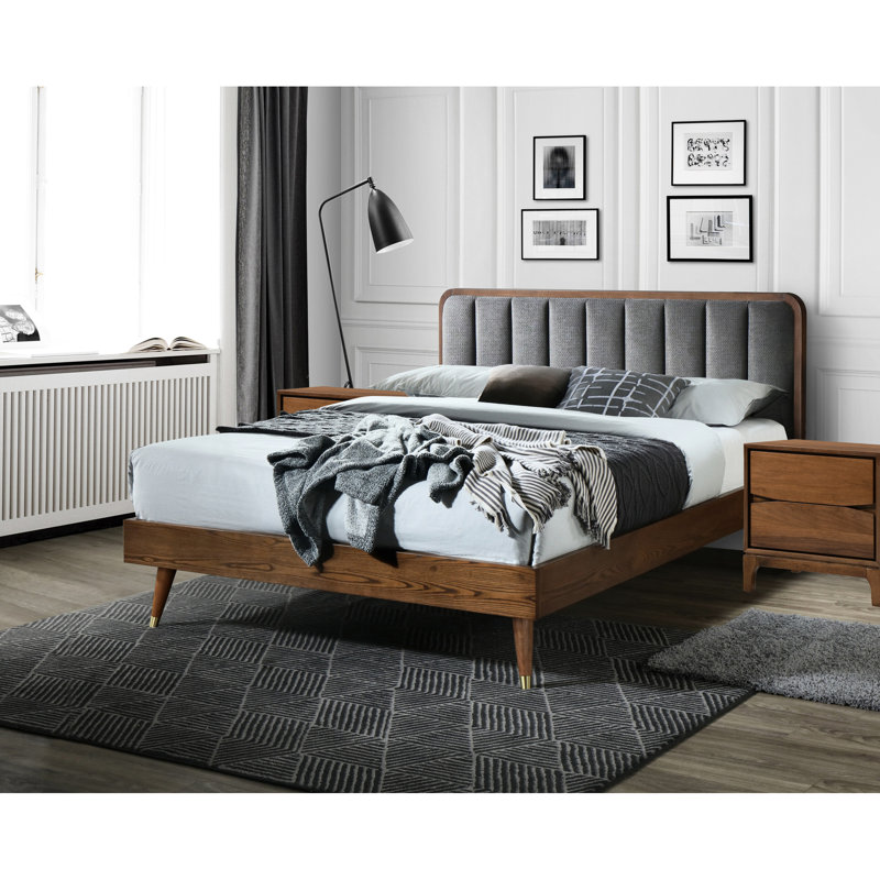 Structure de lit grand avec aspect Mid-Century, structure en bois massif, aucun sommier tapissier requis, pieds de conception dorée et matériau principal, système de support à lattes