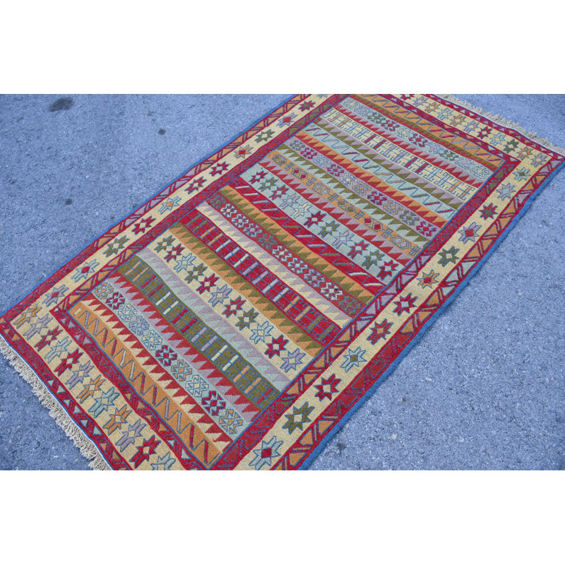 Tapis oriental rétro kilim turc avec tissage Sumac: idéal pour la décoration bohémienne et ethnique rouge / arc-en-ciel