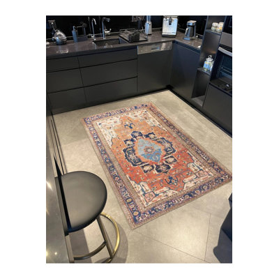 Tapis décoratif orange et bleu marine à motif traditionnel