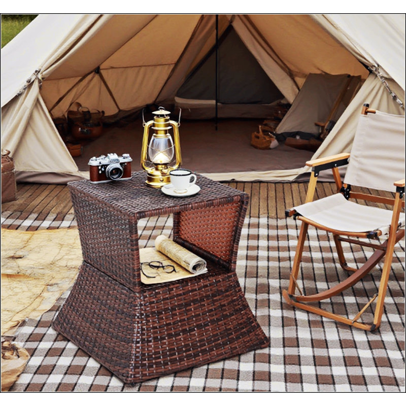 Table d'appoint d'extérieur durable en osier de rotin avec trou pour parasol et tablette de rangement, parfaite pour le patio et la piscine