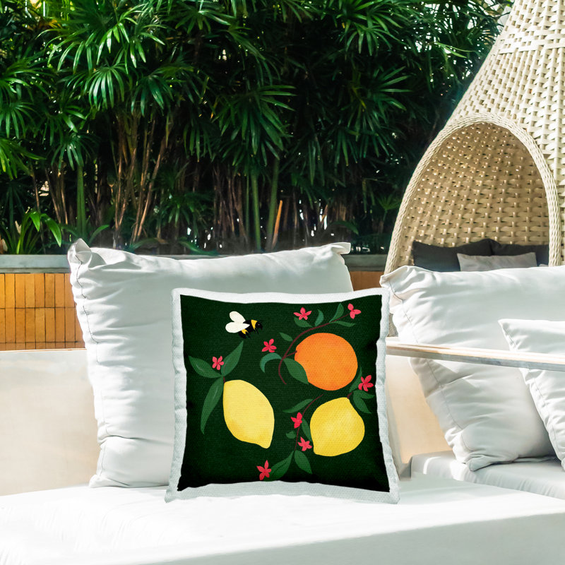 Coussin d'extérieur imprimé Stupell Industries Citrus & Bumble Bee Design par Michelle Ingari Designs