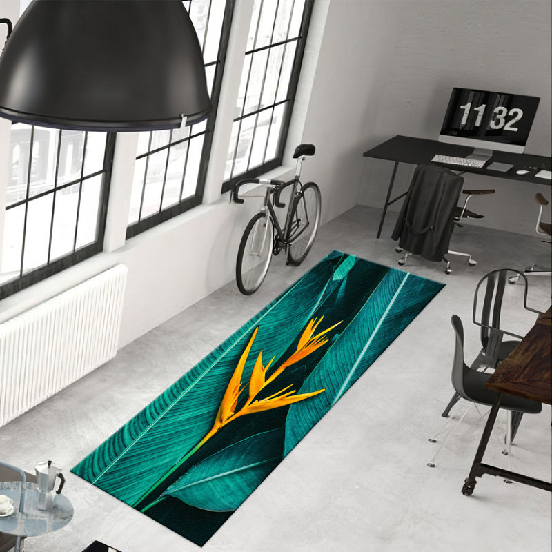 Chic tapis non tissé à motif mince avec un motif floral complexe et des tons riches pour une touche luxueuse dans n'importe quel espace de vie