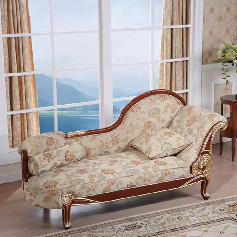 Chaise en bois massif tendance et luxueuse., Orienté à droite
