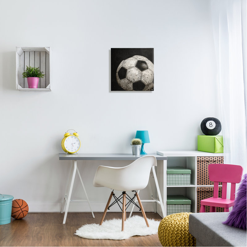 «Soccer Ball», reproduction de photo sur toile par Kim Allen, H 17 po x l 17 po x P 1,5 po