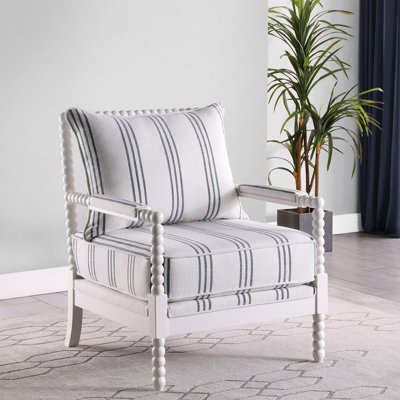 Chaise de salon à rayures blanches et bleu marine, rehausse le style intérieur de la chaise avec garniture - apparence générale